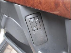 Usados Interruptor de ventanilla eléctrica Opel Vectra C 2.2 16V Precio € 20,00 Norma de margen ofrecido por Boekholt autodemontage B.V