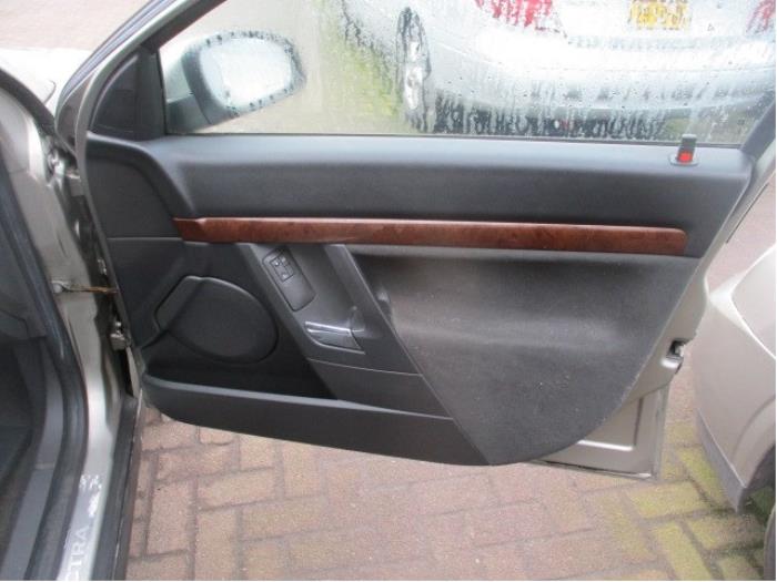 Tapicerka drzwi prawych przednich wersja 4-drzwiowa z Opel Vectra C 2.2 16V 2002