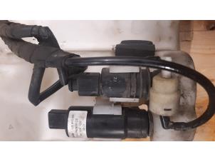 Used Windscreen washer pump Volkswagen Polo IV (9N1/2/3) 1.4 16V Price on request offered by Boekholt autodemontage B.V