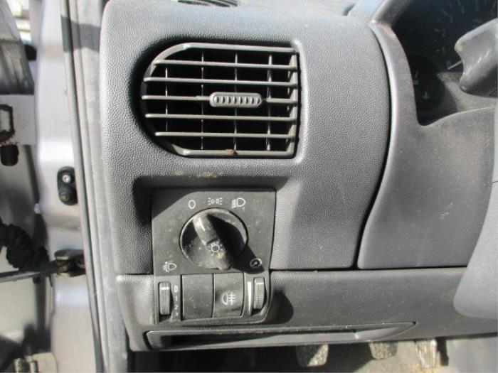 Grille aération tableau de bord + commutateur feu de detresse Opel Corsa  1.3 CDTI 16V 2003 - 2006 - 09228025