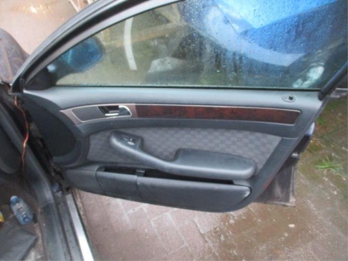 Manija de puerta de 4 puertas derecha delante de un Audi A6 (C5) 2.5 TDI V6 24V 2001