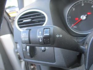 Usados Interruptor de indicador de dirección Ford Focus 2 Wagon 1.6 TDCi 16V 90 Precio € 30,00 Norma de margen ofrecido por Boekholt autodemontage B.V