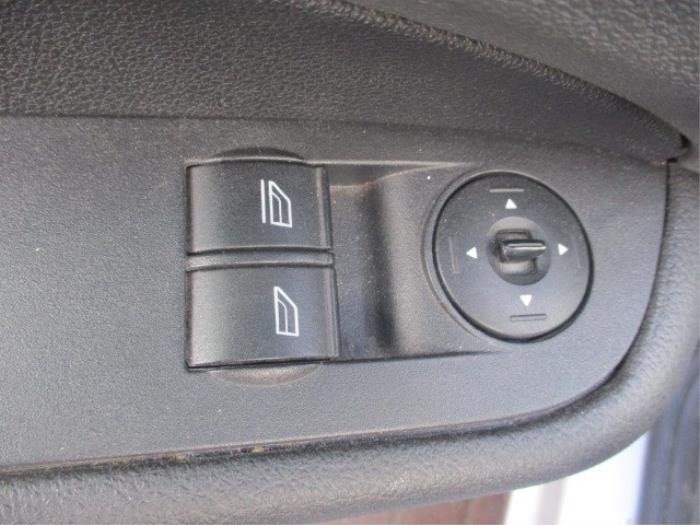 Electric window switch from a Ford Focus 2 Wagon 1.6 TDCi 16V 90 2006