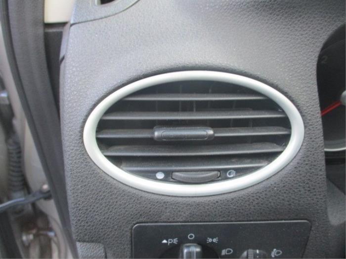 Kratka wentylacyjna deski rozdzielczej z Ford Focus 2 Wagon 1.6 TDCi 16V 90 2006
