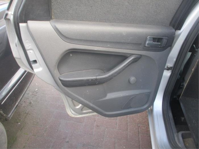 Tapizado de puerta de 4 puertas izquierda detrás de un Ford Focus 2 Wagon 1.6 TDCi 16V 90 2006