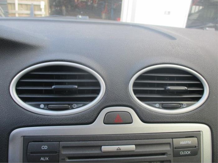 Panikbeleuchtung Schalter van een Ford Focus 2 Wagon 1.6 TDCi 16V 90 2006