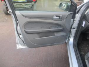 Używane Uchwyt drzwi lewych przednich wersja 4-drzwiowa Ford Focus 2 Wagon 1.6 TDCi 16V 90 Cena € 20,00 Procedura marży oferowane przez Boekholt autodemontage B.V