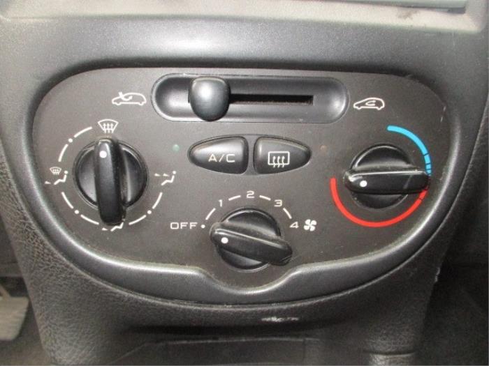 Heater control panel from a Peugeot 206 SW (2E/K) 2.0 HDi 2003