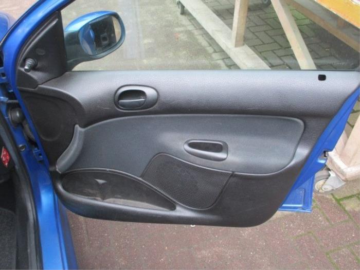 Front door trim 4-door, right from a Peugeot 206 SW (2E/K) 2.0 HDi 2003