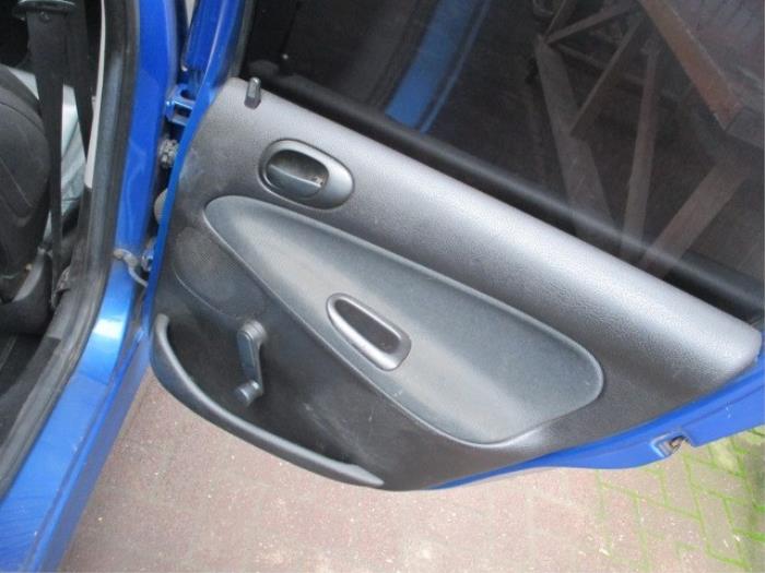 Tapicerka drzwi prawych tylnych wersja 4-drzwiowa z Peugeot 206 SW (2E/K) 2.0 HDi 2003