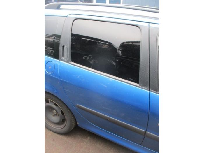 Vitre portière 4portes arrière droite d'un Peugeot 206 SW (2E/K) 2.0 HDi 2003