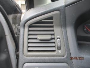 Usados Rejilla de aire de salpicadero Volvo V70 (SW) 2.4 20V 170 Precio € 25,00 Norma de margen ofrecido por Boekholt autodemontage B.V