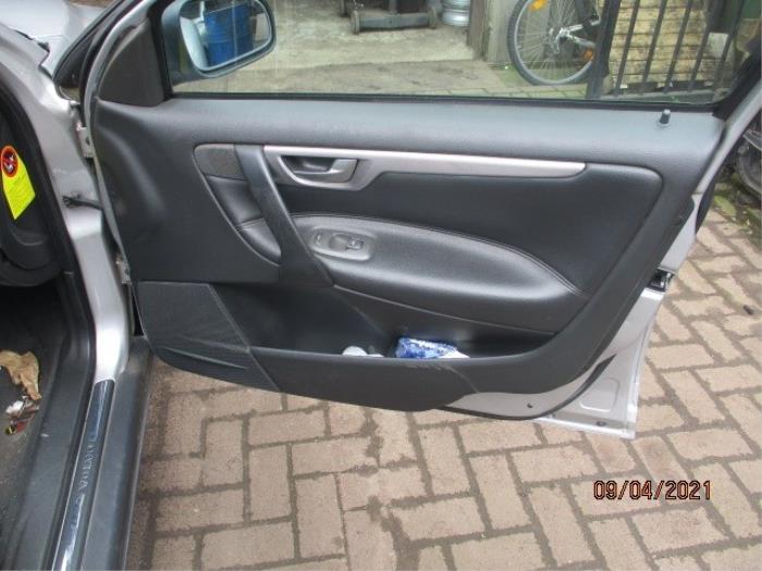 Uchwyt drzwi prawych przednich wersja 4-drzwiowa z Volvo V70 (SW) 2.4 20V 170 2001
