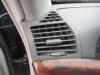 Dashboard vent from a Mercedes S (W220), 1998 / 2005 3.2 S-320 CDI 24V, Saloon, 4-dr, Diesel, 3.226cc, 145kW (197pk), RWD, OM613960, 1999-08 / 2002-09, 220.026; 220.126 2001