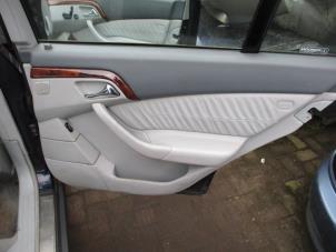 Używane Tapicerka drzwi prawych tylnych wersja 4-drzwiowa Mercedes S (W220) 3.2 S-320 CDI 24V Cena € 75,00 Procedura marży oferowane przez Boekholt autodemontage B.V