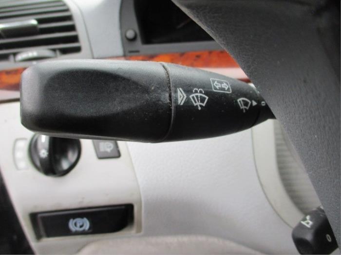 Interruptor de limpiaparabrisas de un Mercedes-Benz S (W220) 3.2 S-320 CDI 24V 2001