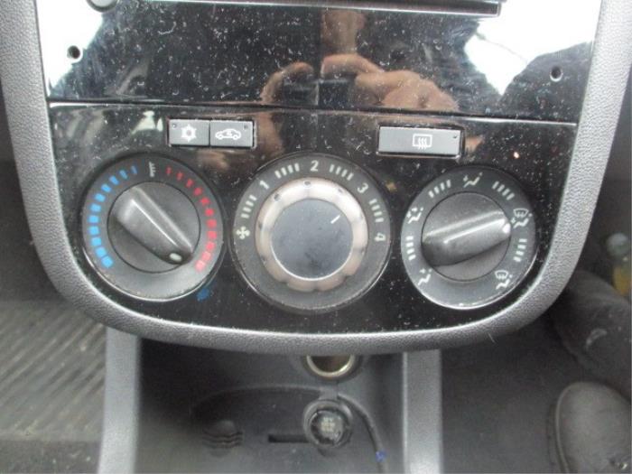 Panel de control de calefacción de un Opel Corsa D 1.3 CDTi 16V ecoFLEX 2010