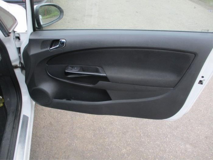 Revêtement portière haut 2portes droite d'un Opel Corsa D 1.3 CDTi 16V ecoFLEX 2010