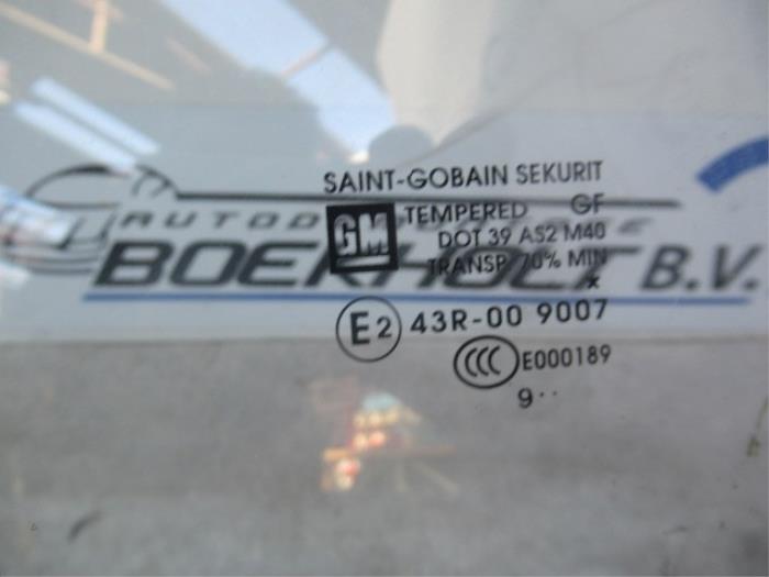 Vitre portière 2portes gauche d'un Opel Corsa D 1.3 CDTi 16V ecoFLEX 2010
