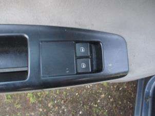 Usados Interruptor de ventanilla eléctrica Volkswagen Polo IV (9N1/2/3) 1.4 16V Precio € 20,00 Norma de margen ofrecido por Boekholt autodemontage B.V