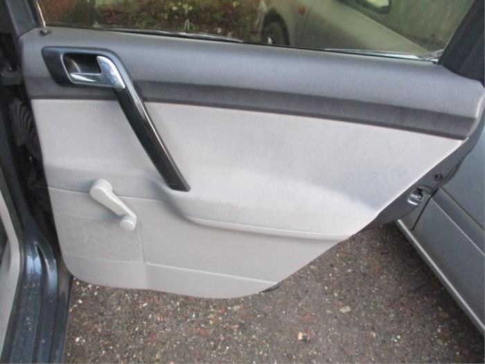 Manivelle de vitre d'un Volkswagen Polo IV (9N1/2/3) 1.4 16V 2002