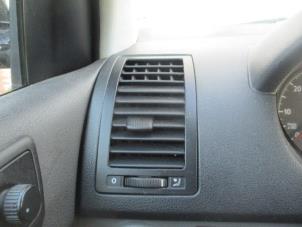 Usados Rejilla de aire de salpicadero Volkswagen Polo IV (9N1/2/3) 1.4 16V Precio € 15,00 Norma de margen ofrecido por Boekholt autodemontage B.V