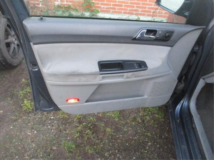 Tapizado de puerta de 4 puertas izquierda delante de un Volkswagen Polo IV (9N1/2/3) 1.4 16V 2002