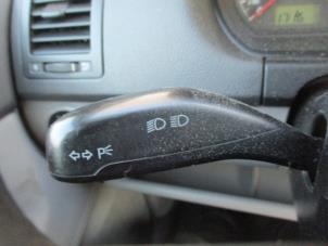 Usados Interruptor de indicador de dirección Volkswagen Polo IV (9N1/2/3) 1.4 16V Precio € 17,50 Norma de margen ofrecido por Boekholt autodemontage B.V