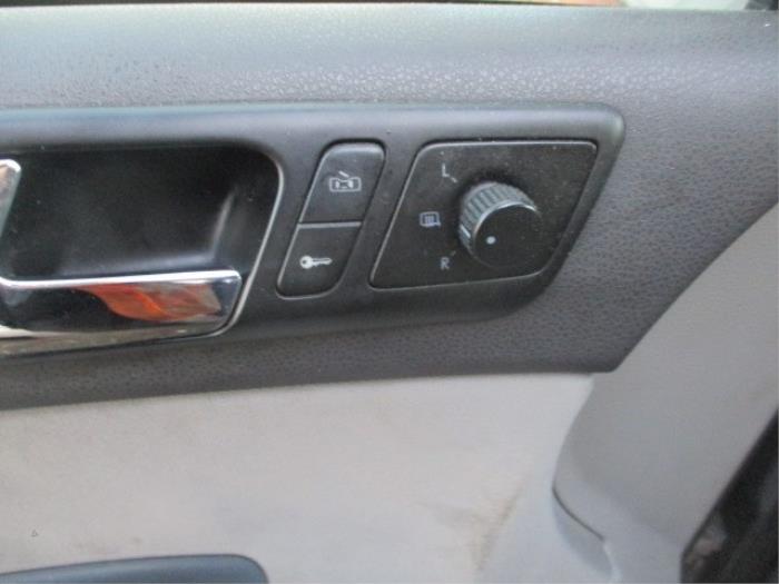 Interruptor de retrovisor de un Volkswagen Polo IV (9N1/2/3) 1.4 16V 2002