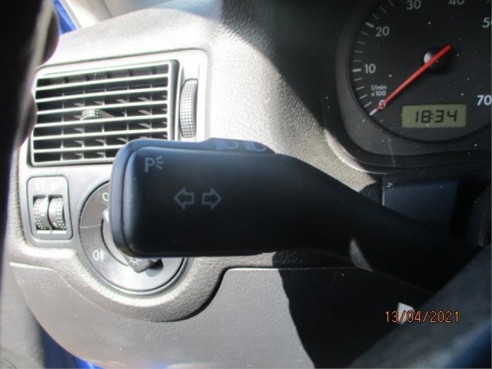 Indicator switch from a Volkswagen Golf IV (1J1) 1.4 16V 1998