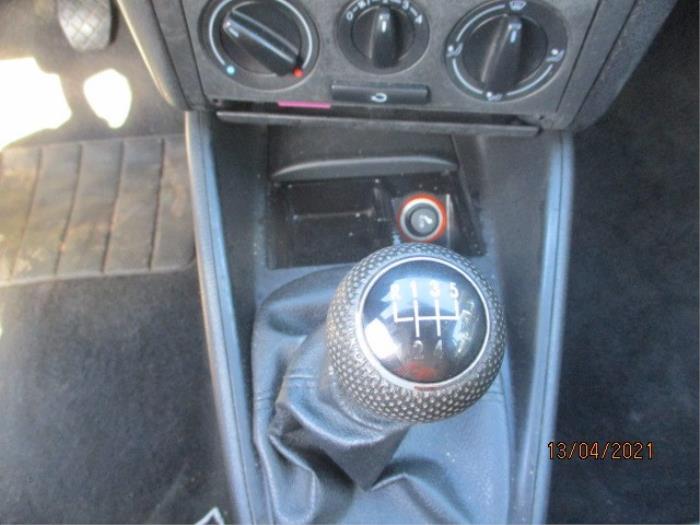 Dzwignia zmiany biegów z Volkswagen Golf IV (1J1) 1.4 16V 1998