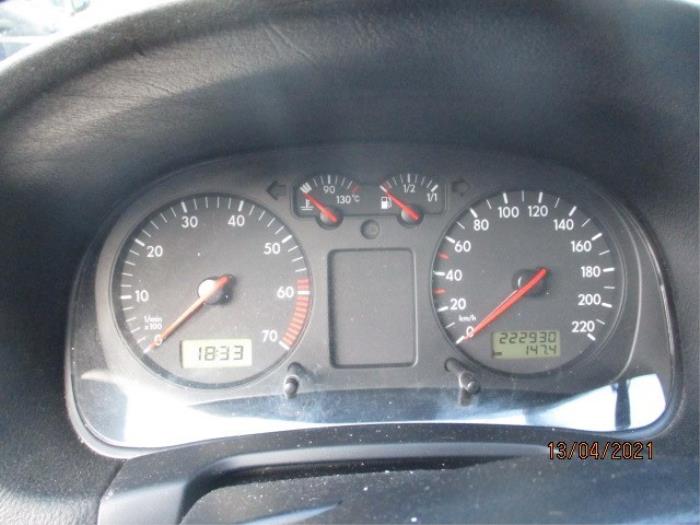 Cuentakilómetros de un Volkswagen Golf IV (1J1) 1.4 16V 1998
