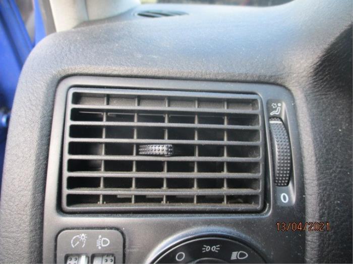Rejilla de aire de salpicadero de un Volkswagen Golf IV (1J1) 1.4 16V 1998