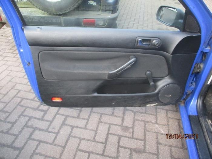 Manija de puerta de 2 puertas izquierda de un Volkswagen Golf IV (1J1) 1.4 16V 1998