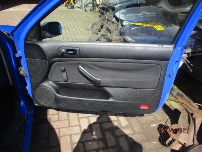 Tapizado de puerta de 2 puertas derecha de un Volkswagen Golf IV (1J1) 1.4 16V 1998
