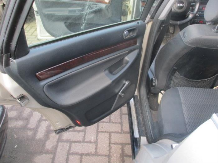 Revêtement portière haut 4portes arrière gauche d'un Audi A4 Avant (B5) 1.6 2000