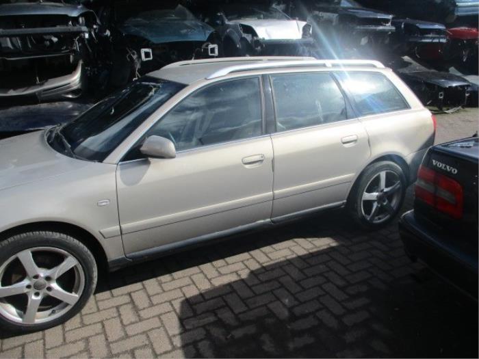 Szyba drzwi lewych tylnych wersja 4-drzwiowa z Audi A4 Avant (B5) 1.6 2000