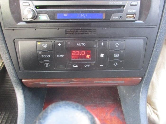 Panneau climatronic d'un Audi A4 Avant (B5) 1.6 2000