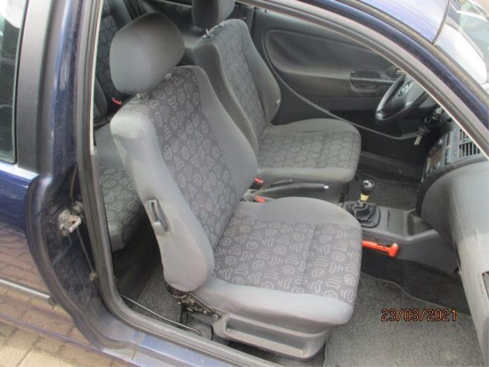 Fotel prawy z Seat Ibiza II (6K1) 1.4 16V 2002