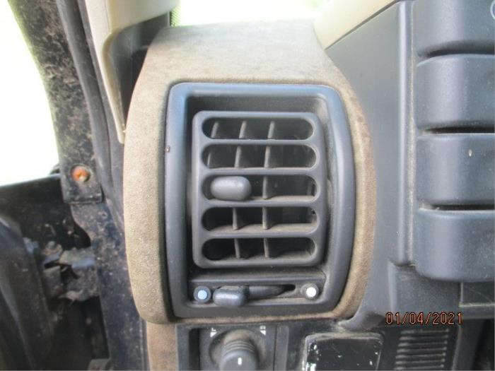 Rejilla de aire de salpicadero de un Land Rover Discovery II 2.5 Td5 2002
