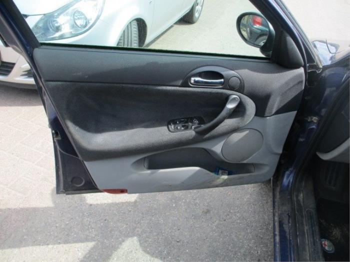 Poignée portière 4portes avant gauche d'un Alfa Romeo 147 (937) 1.6 HP Twin Spark 16V 2003