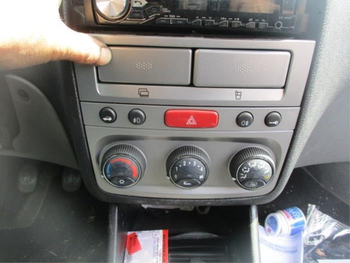 Interruptor de luz de pánico de un Alfa Romeo 147 (937) 1.6 HP Twin Spark 16V 2003