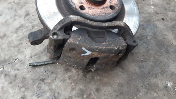 Front brake calliperholder, left from a Renault Kangoo (KC) 1.6 16V 2002