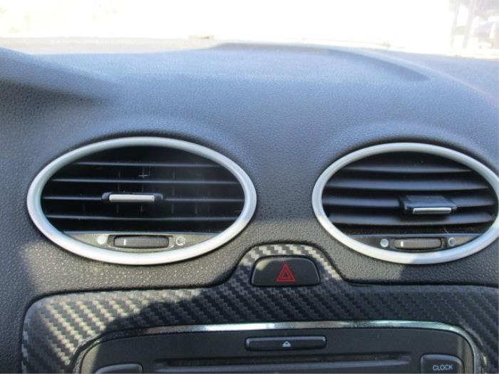 Rejilla de aire de salpicadero de un Ford Focus 2 Wagon 1.8 TDCi 16V 2007