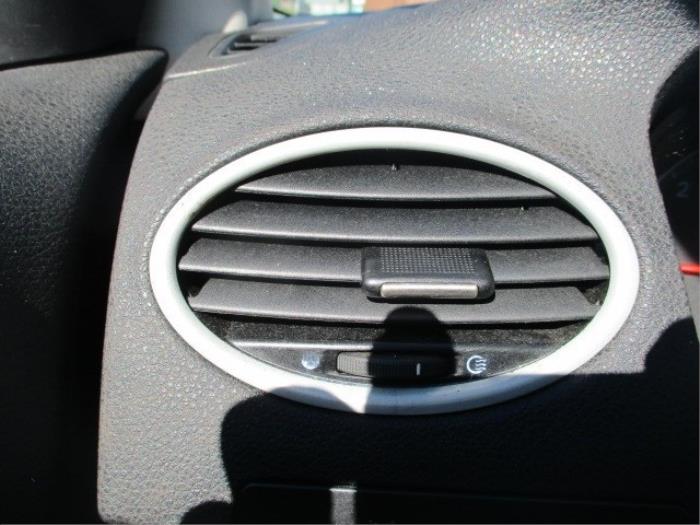 Grille aération tableau de bord d'un Ford Focus 2 Wagon 1.8 TDCi 16V 2007