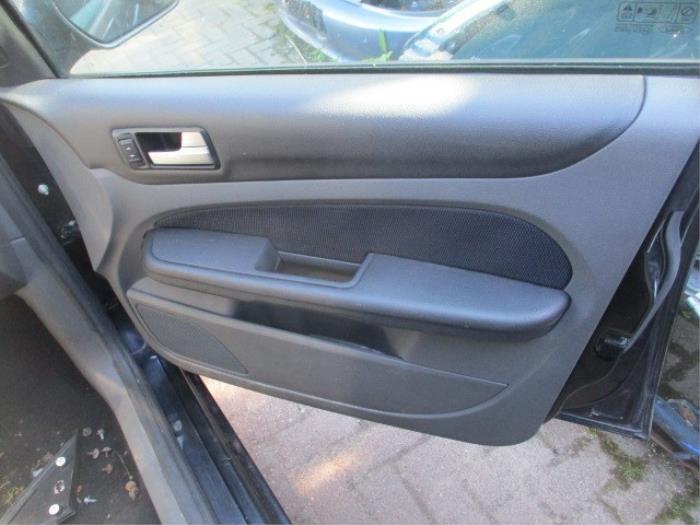 Poignée de porte avant droite d'un Ford Focus 2 Wagon 1.8 TDCi 16V 2007