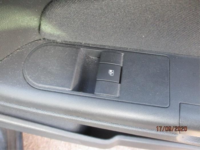 Interruptor de ventanilla eléctrica de un Opel Astra H (L48) 1.9 CDTi 100 2006