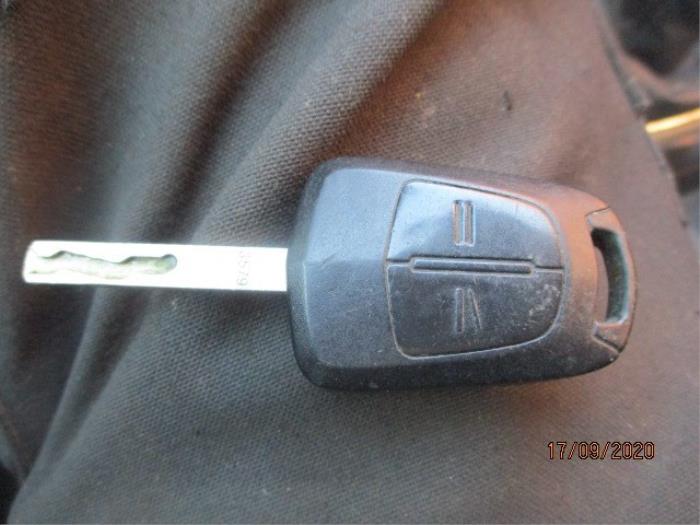 Zündschloss+Schlüssel van een Opel Astra H (L48) 1.9 CDTi 100 2006