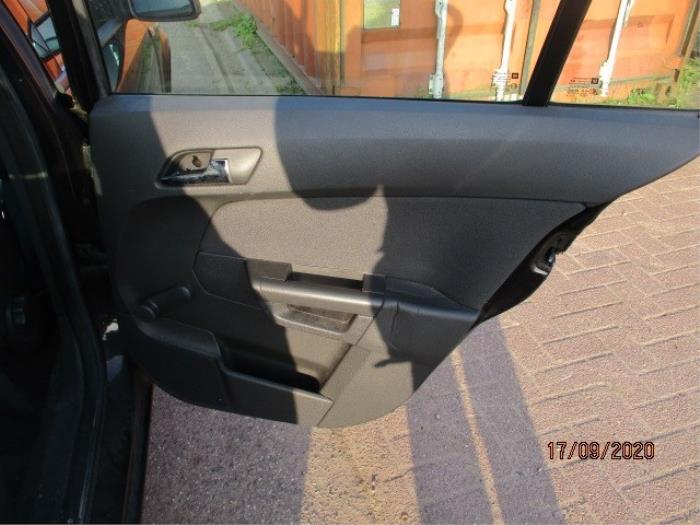 Uchwyt drzwi prawych tylnych wersja 4-drzwiowa z Opel Astra H (L48) 1.9 CDTi 100 2006