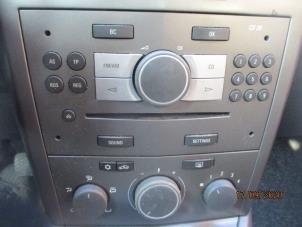 Usados Reproductor de CD y radio Opel Astra H (L48) 1.9 CDTi 100 Precio € 50,00 Norma de margen ofrecido por Boekholt autodemontage B.V